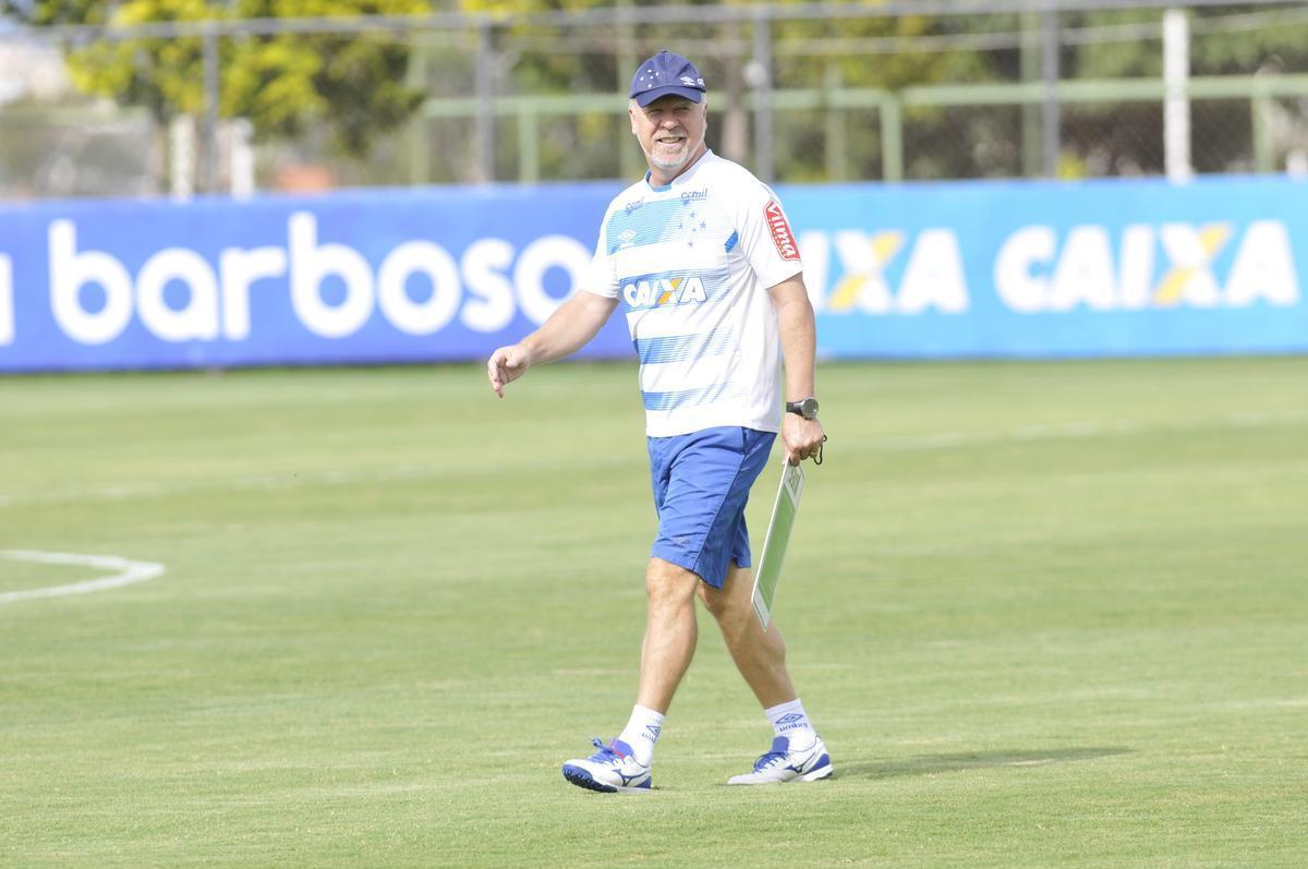 Mano Menezes montou Cruzeiro que deve encarar o Villa Nova no sbado e promoveu trs mudanas em relao ao ltimo jogo: Murilo entrou na vaga de Leo, Egdio no lugar de Marcelo Hermes e Robinho deu lugar a Ariel Cabral