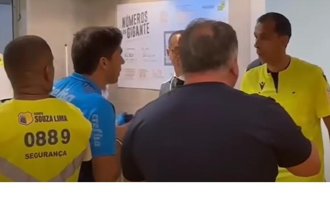 Ronei Candido Alves recusa camisa das mos de Abel Ferreira