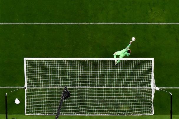 Com direito a um show de Hazard no segundo tempo, quando o craque belga marcou dois gols e ainda deu assistncia para Pedro balanar as redes, o Chelsea goleou o Arsenal por 4 a 1, nesta quarta-feira, no estdio Olmpico de Baku, no Azerbaijo, e conquistou o seu segundo ttulo da Liga Europa