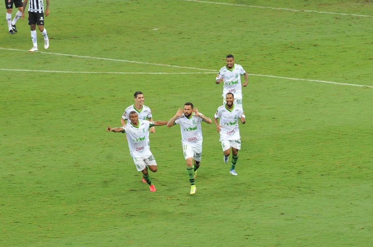 Fotos do golao de Felipe Azevedo, do Amrica, no clssico contra o Atltico, no Mineiro, pela Copa Libertadores