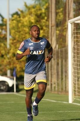 Atacante Sass trabalhou com elenco do Cruzeiro nesta tera-feira e foi apresentado como reforo