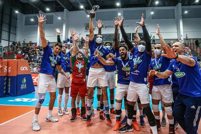 Cruzeiro vence o Natal por 3 sets a 0, em Campo Grande, e  tetra da Supercopa