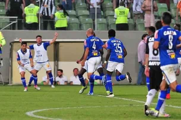 Zagueiro Bruno Rodrigo comemora gol da vitria sobre o Atltico no Horto