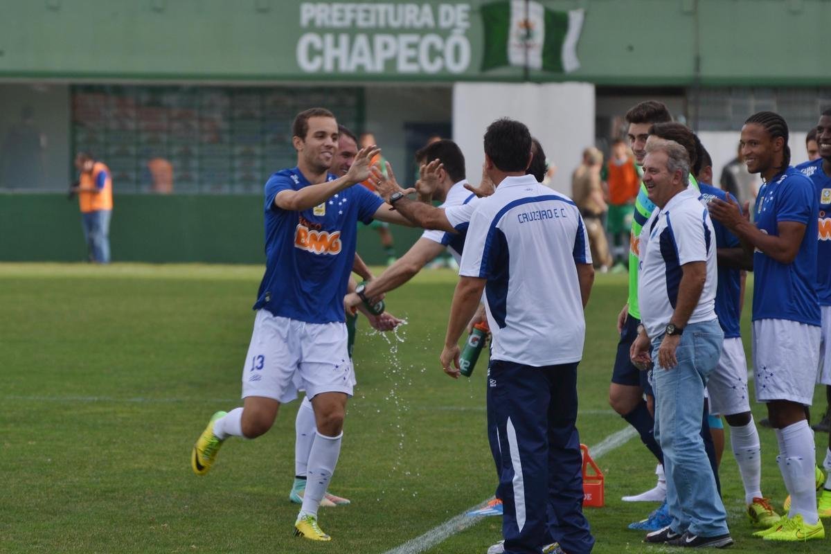 Hugo Ragelli (Tupi) -  O atacante, de 23 anos, passou por Palmeiras e Cruzeiro nas categorias de base. Chegou a treinar com os profissionais da Raposa, mas no conseguiu se firmar. Passou por Ponte Preta e Gil Vicente, de Portugal. Hoje, defende o Tupi.