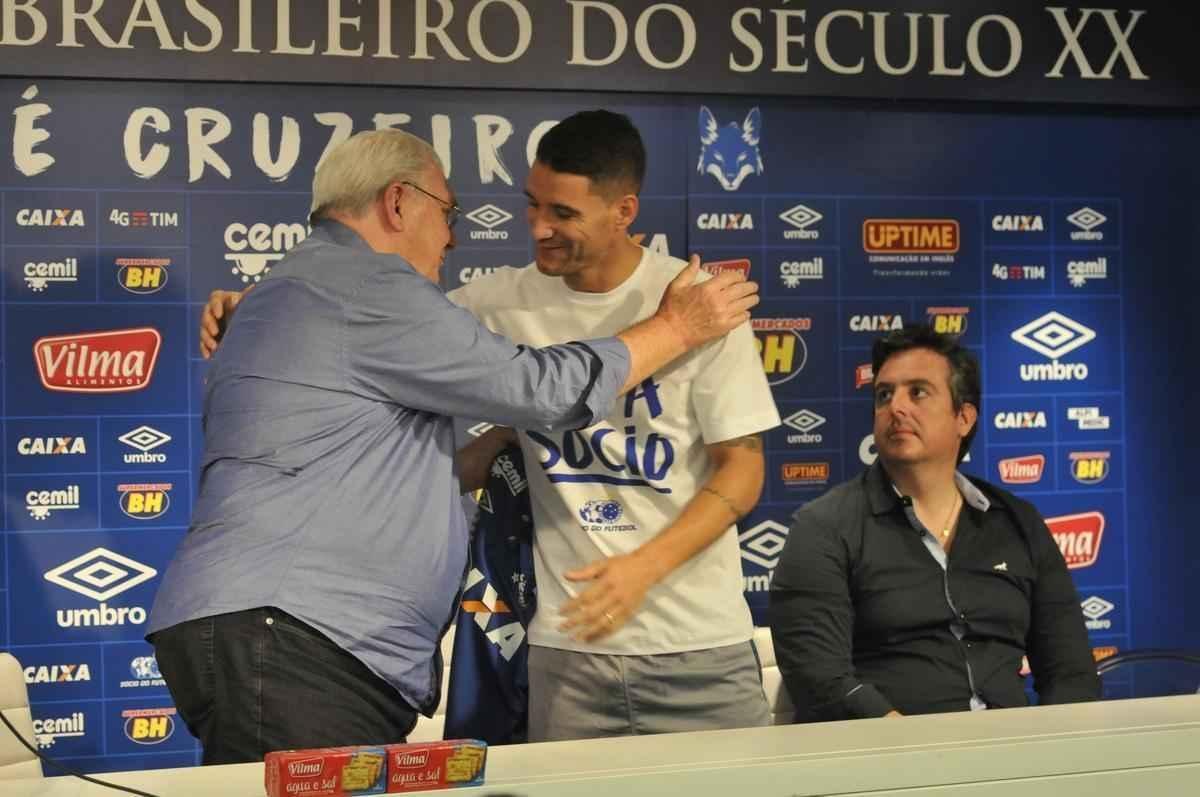 Thiago Neves foi apresentado no Cruzeiro pelo presidente Gilvan de Pinho Tavares