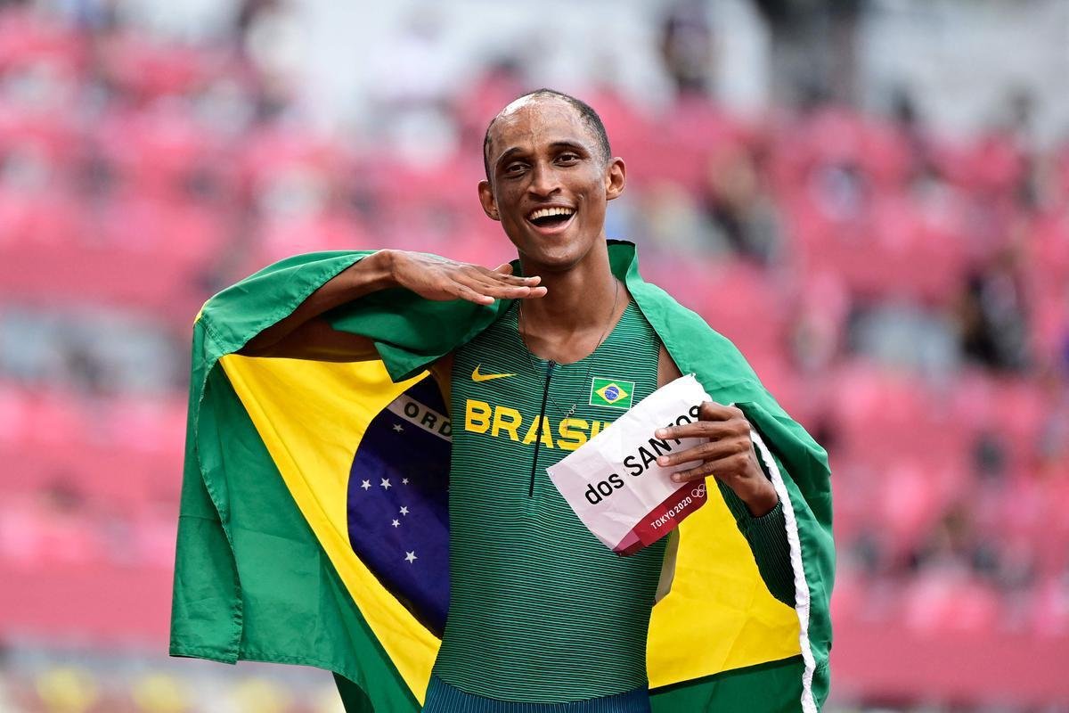 Alisson dos Santos conquistou bronze nos 400m com barreira em Tquio; veja a festa do Piu, o Malvado