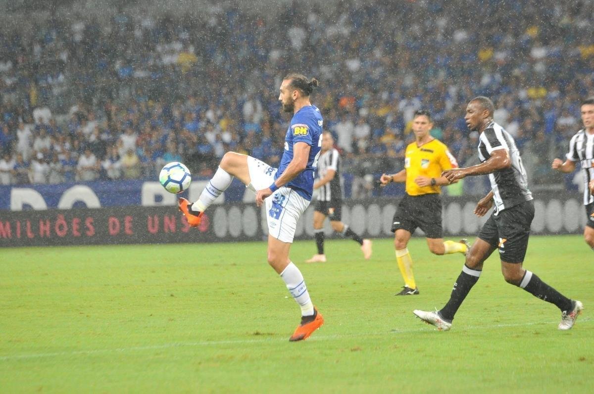 Fotos de Cruzeiro x Cear, no Mineiro, em jogo atrasado da 27 rodada do Brasileiro