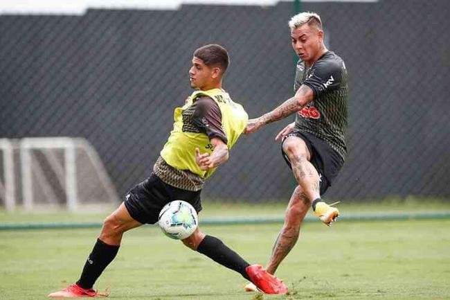 O volante Rubens (de costas), de 19 anos, da equipe sub-23, teve resultado positivo divulgado no dia 11 de novembro de 2020. Ele participou de treinos com os profissionais do Atltico.