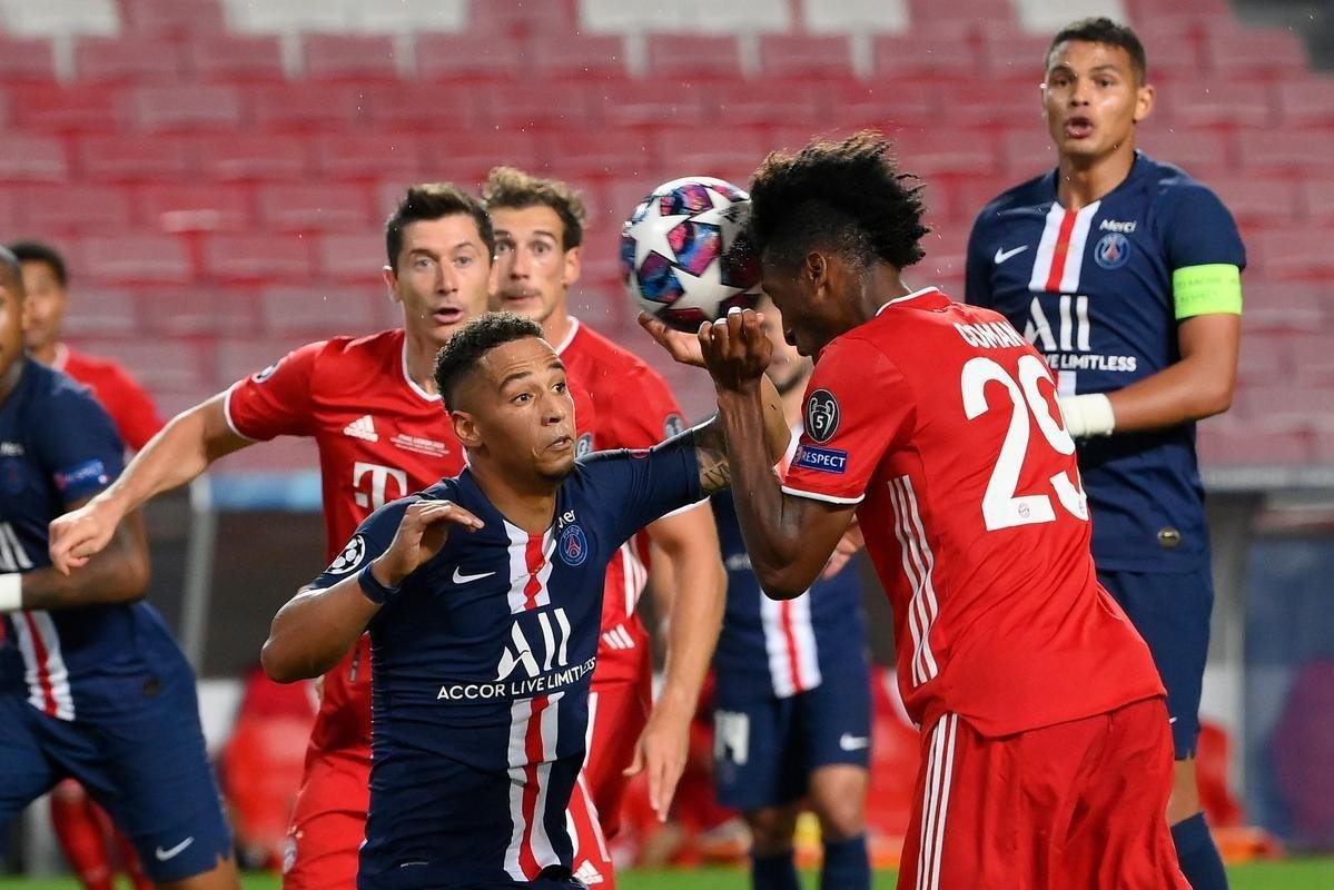 No segundo tempo, Kingsley Coman colocou o Bayern em vantagem com gol de cabeça: 1 a 0
