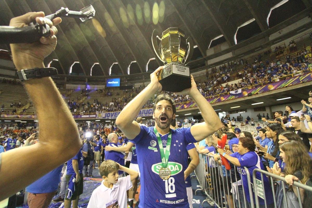 Depois da vitria sobre o Sesi, jogadores do Cruzeiro fizeram grande festa no Mineirinho, em BH