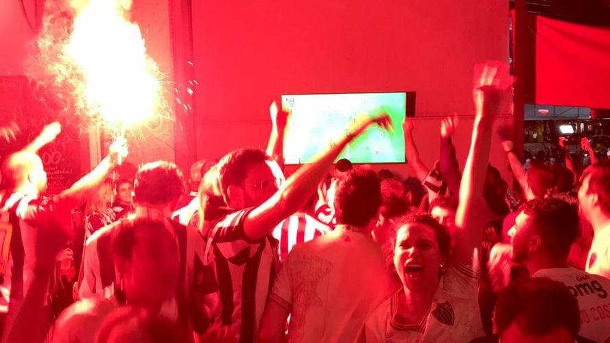 Nesta quinta-feira (2), torcedores do Atlético lotaram os bares de BH para acompanhar Bahia x Galo, jogo adiado da 32ª rodada do Campeonato Brasileiro. Na imagem, Devotos Bar.