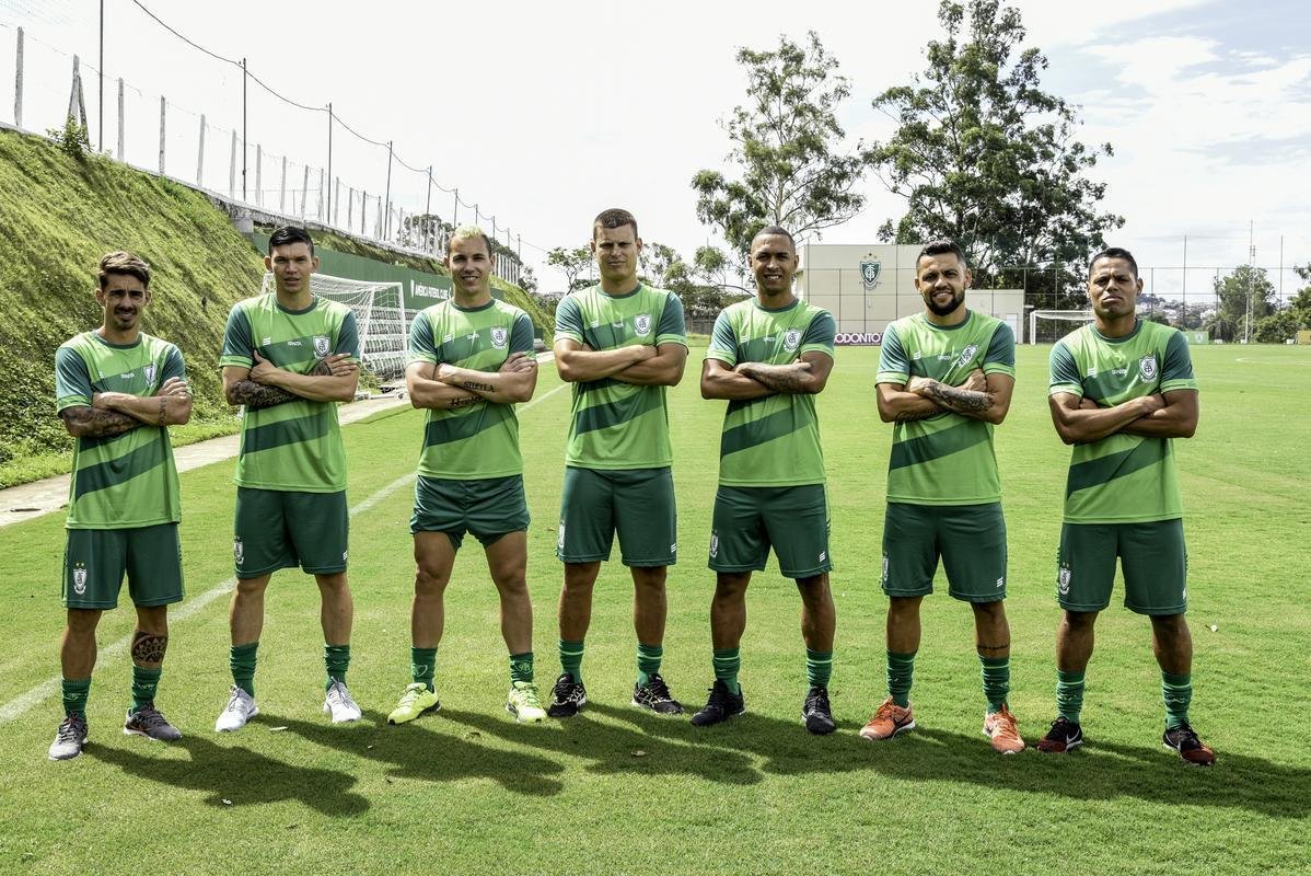 O Amrica se reapresentou nesta quinta-feira para a prxima temporada. Alm de j contar com os reforos, o Coelho mostrou o novo uniforme de treino, da Sparta, marca-prpria do clube