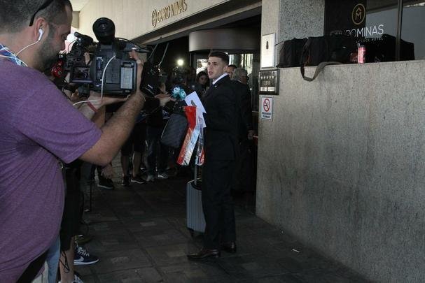 Repleta de estrelas, Seleo Uruguaia chegou a Belo Horizonte no comeo da tarde para a disputa da Copa Amrica. Cavani e Surez, as principais estrelas, mostraram muita simpatia. O meia De Arrascaeta, ex-Cruzeiro, atendeu a um f, mas passou pela imprensa sem dar entrevistas