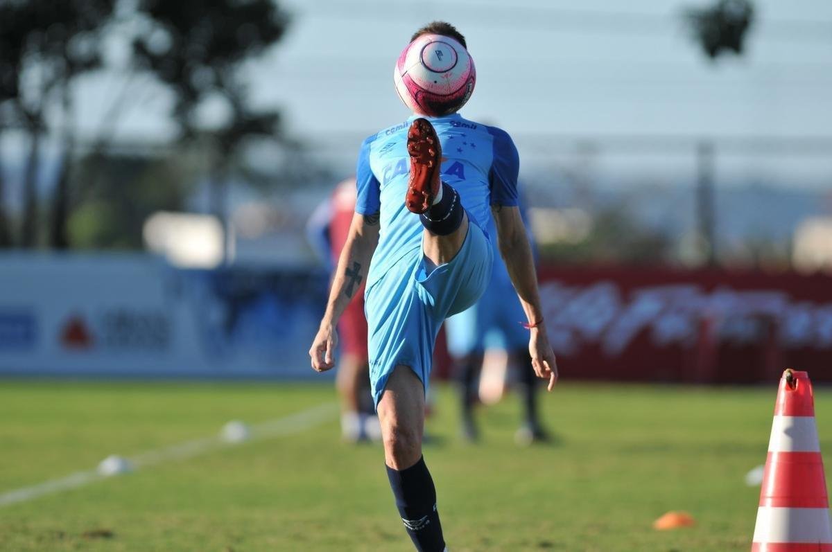 Fotos do treinamento do Cruzeiro desta tera-feira, na Toca II (Alexandre Guzanshe/EM D.A Press)