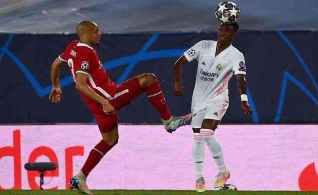Fabinho, do Liverpool, em lance com Vinícius Júnior, pelas quartas de final da Liga dos Campeões de 2021