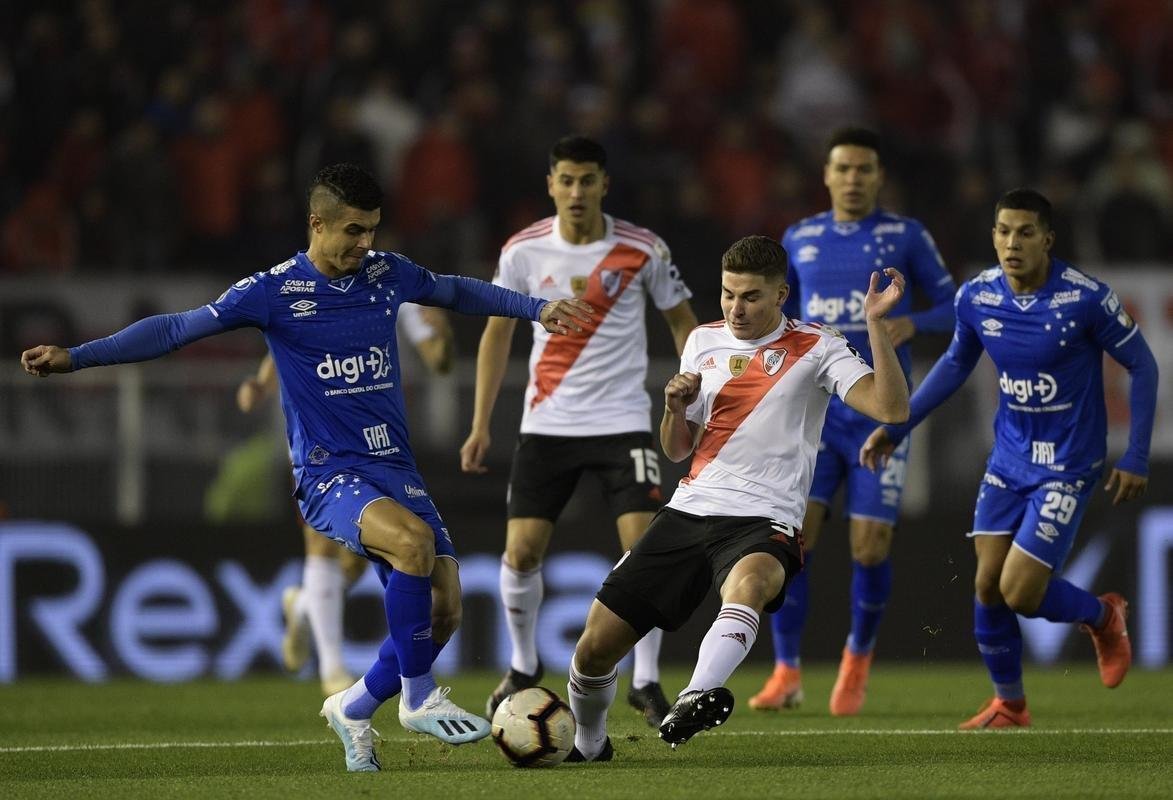 Fotos do primeiro tempo do duelo entre River Plate e Cruzeiro, no Monumental de Núñez, em Buenos Aires, pela ida das oitavas de final da Copa Libertadores