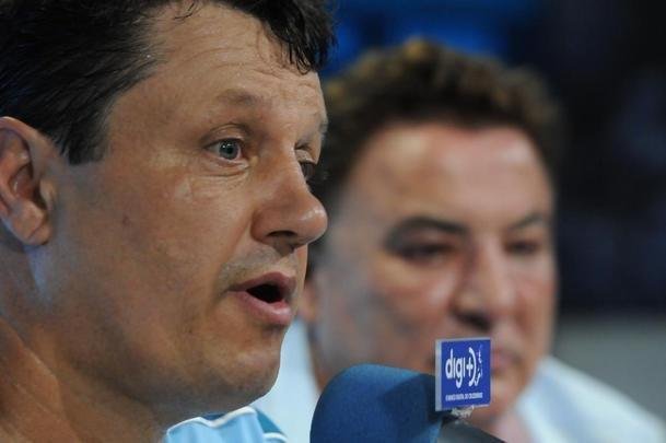 Fotos da apresentao de Adilson Batista como novo tcnico do Cruzeiro. Tcnico teve reunio com jogadores na Toca da Raposa II, falou com a imprensa e depois comandou seu primeiro treino