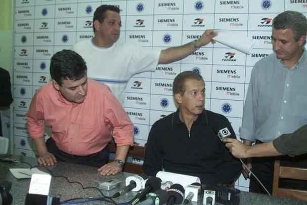 Apresentação do novo técnico de futebol do Cruzeiro, Emerson Leão (c), na Toca da Raposa II, em Belo Horizonte. Leão acertou contrato ate 31 de dezembro, com opção do clube para renovar por mais um ano. Ele vai substituir Paulo Cesar Gusmão no comando do time celeste. O presidente do Cruzeiro, Alvimar Perrella e o o diretor de Futebol do clube, Eduardo Maluf, apresentaram o treinador.