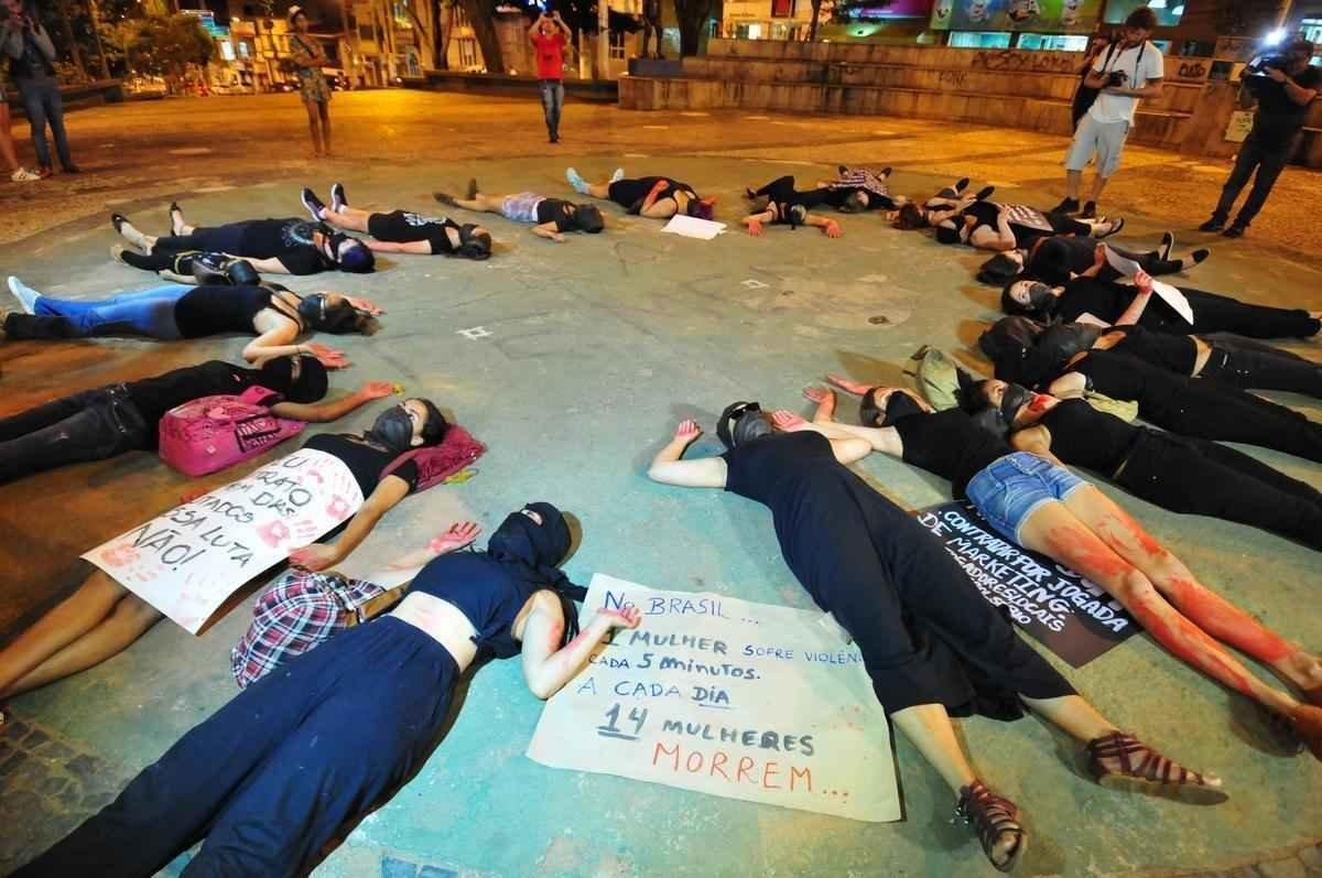 Grupo de mulheres fez protesto no Centro de Varginha contra a chegada de goleiro Bruno ao Boa Esporte