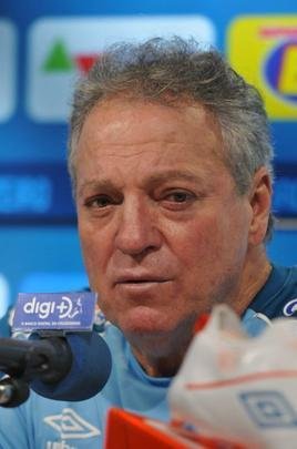 Em sua apresentao, Abel Braga diz que quebrou regra particular para ajudar Cruzeiro a escapar do rebaixamento e prometeu time ofensivo para recuperar respeito ao clube.