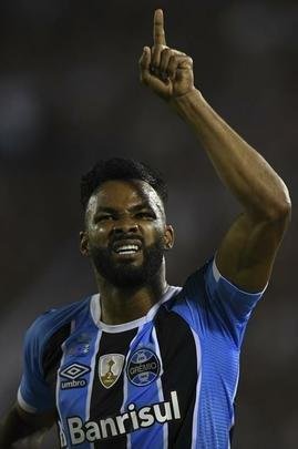 Fernandinho abriu o placar no estdio La Fortaleza: 1 a 0