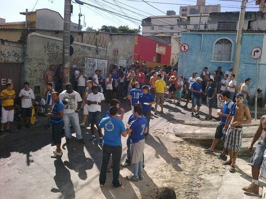 Torcedores do Cruzeiro na chegada ao Independncia (Rua Ismnia Tunes, no Horto)