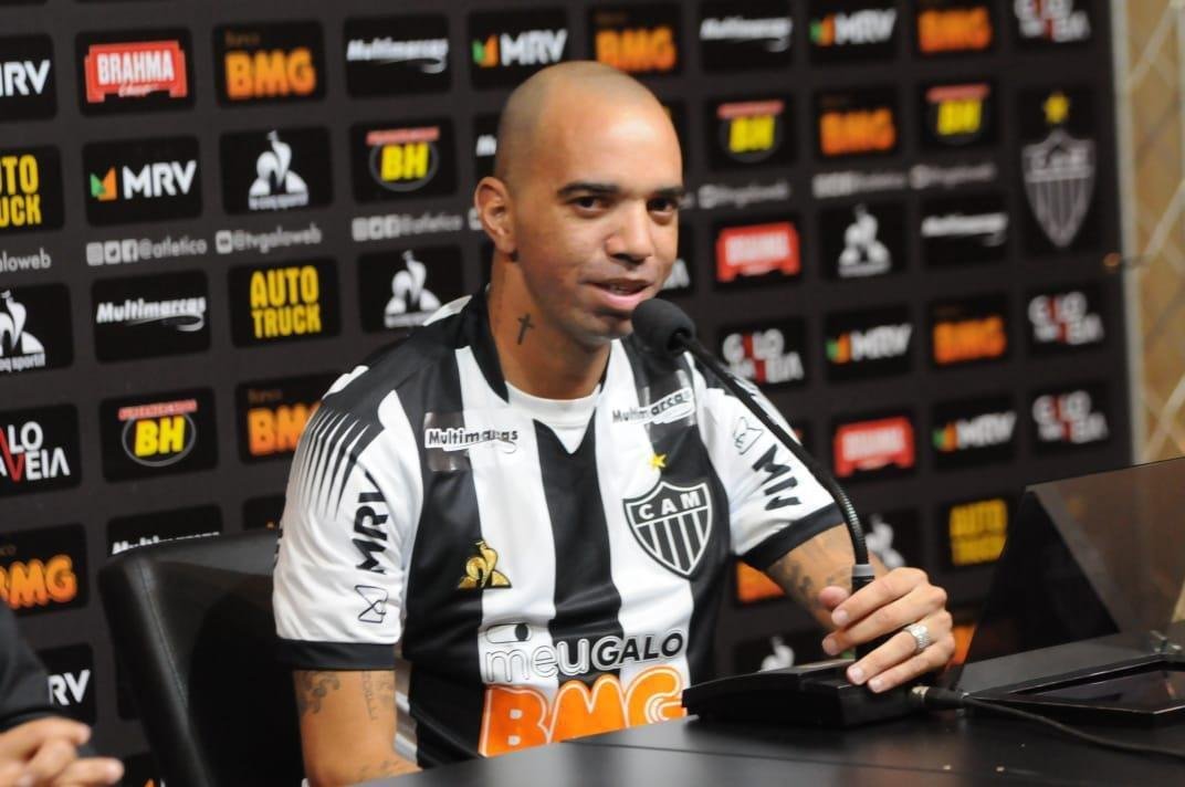 Diego Tardelli foi apresentado pelo diretor de futebol do Atltico, Rui Costa, neste domingo, antes do jogo contra a Caldense