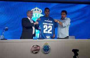 Pedro Rocha foi apresentado pelo Cruzeiro na tarde desta sexta-feira (05/04)