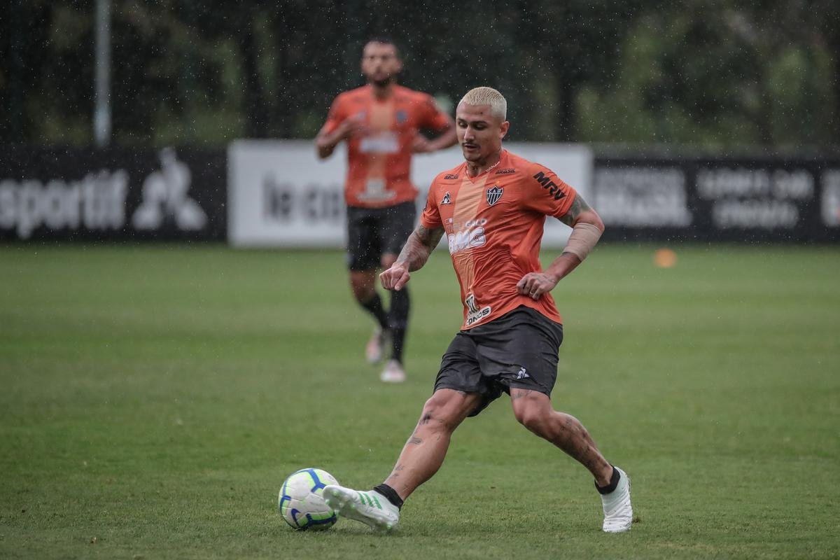 Atltico treina com Victor e Jair em campo; veja fotos