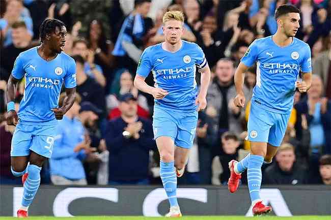 Kevin De Bruyne (centro) comemora o gol que iniciou a reao do Manchester City aps susto