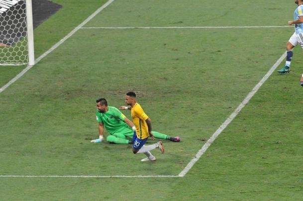 Neymar marca o segundo gol do Brasil, e faz a festa da torcida