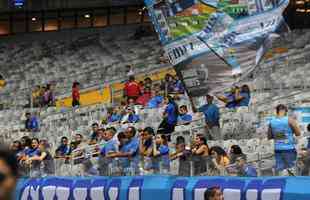 Torcedores do Cruzeiro e do Villa marcaram presena no Mineiro