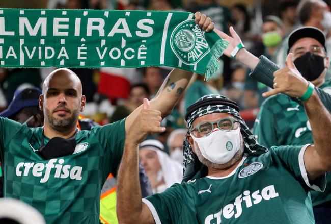 Fotos das torcidas de Palmeiras e Chelsea durante a final do Mundial de Clubes no Estdio Mohammed Bin Zayed em Abu Dhabi