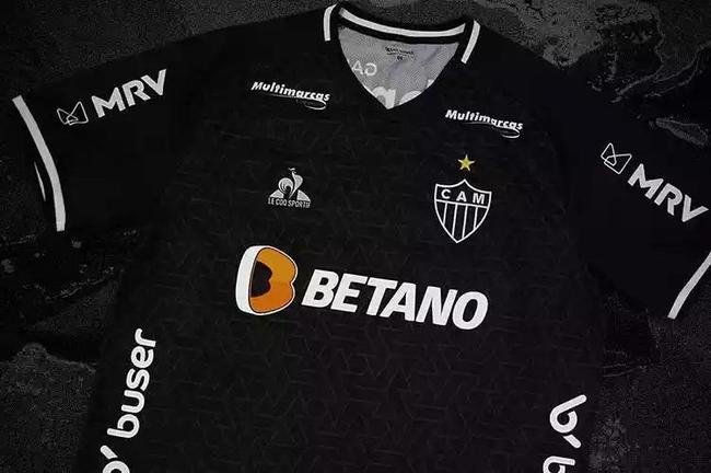 Em 2021, na ltima camisa de jogo produzida durante a parceria entre Atltico e Le Coq, a fornecedora fez um uniforme toda preto, com nmeros vermelhos