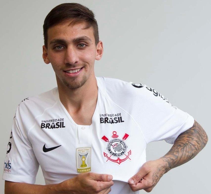 Em outubro, o Corinthians tambm contratou o atacante Gustavo Mosquito. 