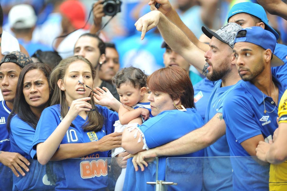 Choro dos torcedores do Cruzeiro com a queda  segunda diviso