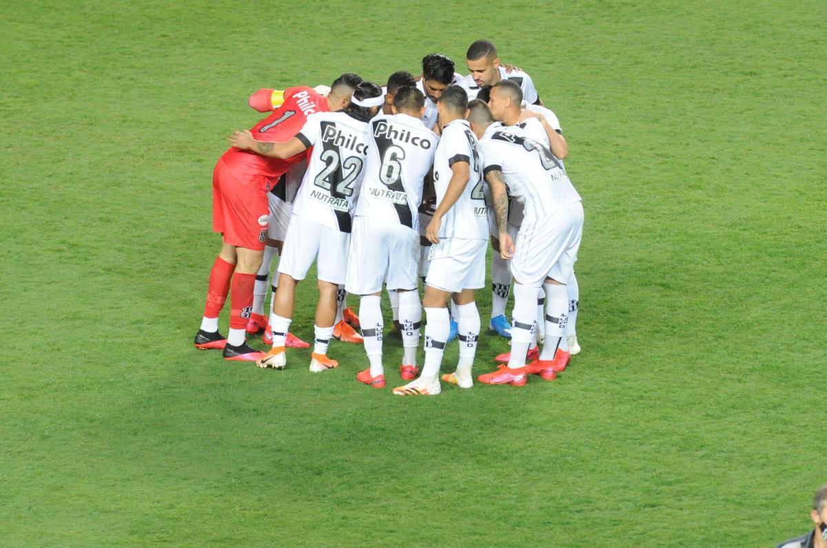 Fotos do duelo entre Amrica e Ponte Preta, no Independncia, em Belo Horizonte, em jogo de volta da quarta fase da Copa do Brasil
