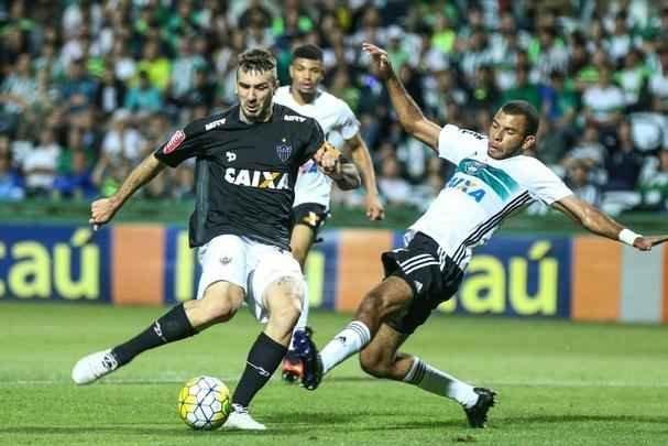 Com atuao ruim, Atltico  derrotado pelo Coritiba, por 2 a 0, no Couto Pereira, e fica mais distante do ttulo do Campeonato Brasileiro