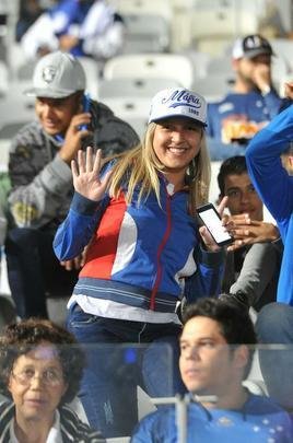 Torcida do Cruzeiro encarou frio e crise de abastecimento para apoiar o time contra o Palmeiras, no Mineiro