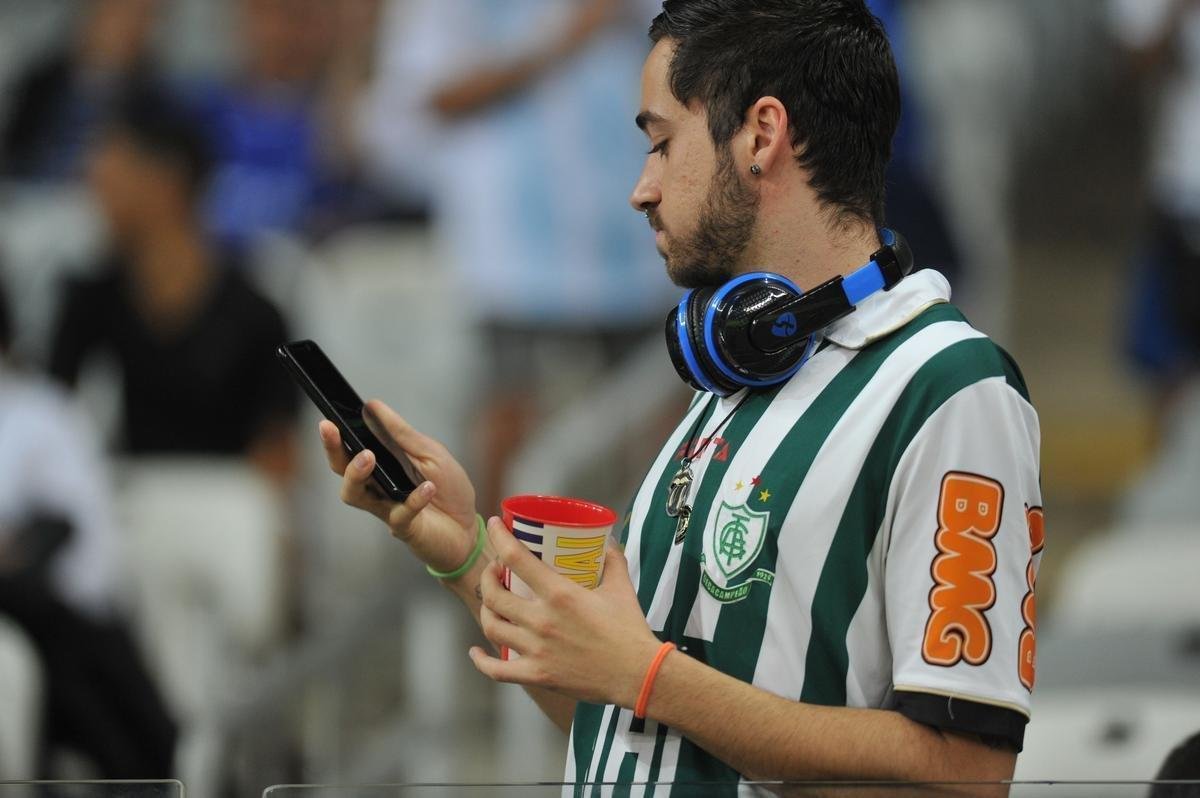 Fotos das torcidas de Uruguai e Equador no Mineiro