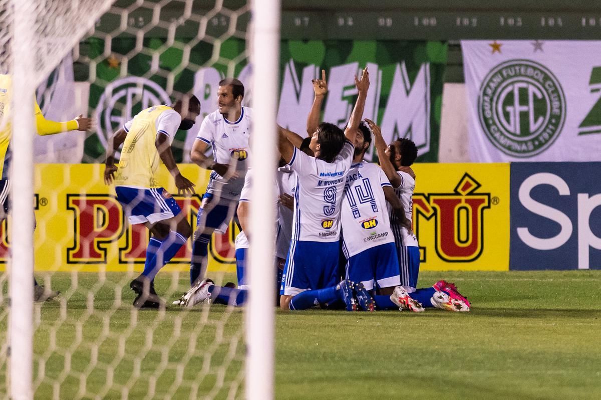 Leo fechou a vitória do Cruzeiro sobre o Guarani por 3 a 2 em Campinas