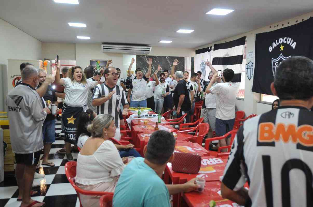GaloCuia, nesse sbado (19), reuniu dezenas de atleticanos em 'concentrao' para a Supercopa do Brasil contra o Flamengo. As equipes se enfrentam no domingo, na Arena Pantanal, em busca do primeiro trofu da temporada 2022.