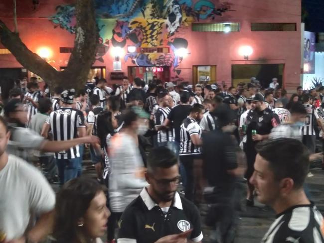 Torcedores do Atltico aglomerados do lado de fora do Mineiro