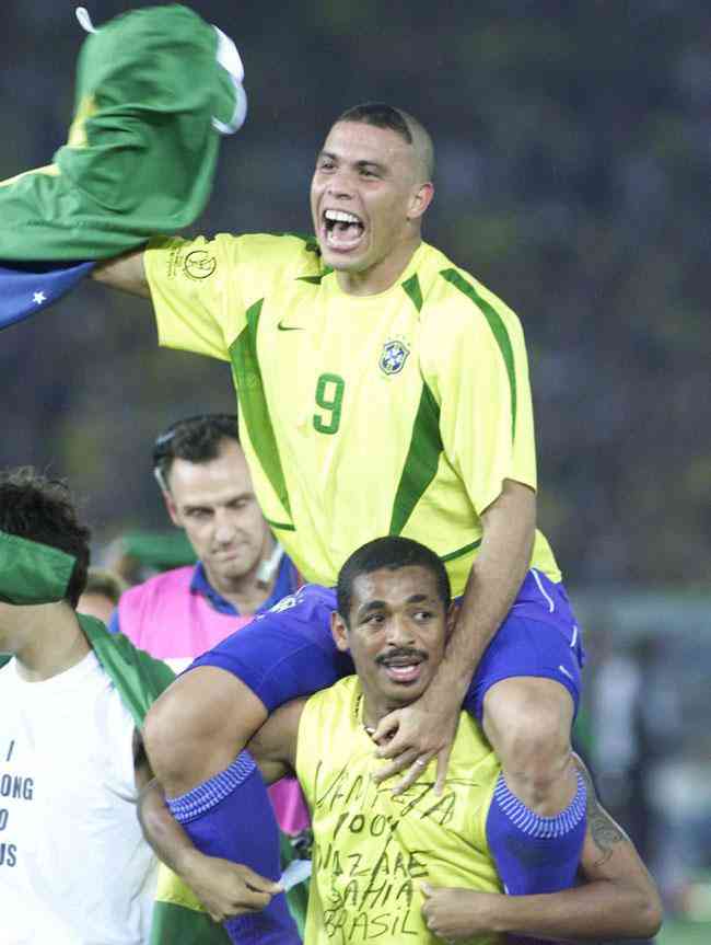 Ronaldo sendo carregado por Vampeta aps conquista da Copa de 2002, sobre a Alemanha, na Coreia do Sul e no Japo