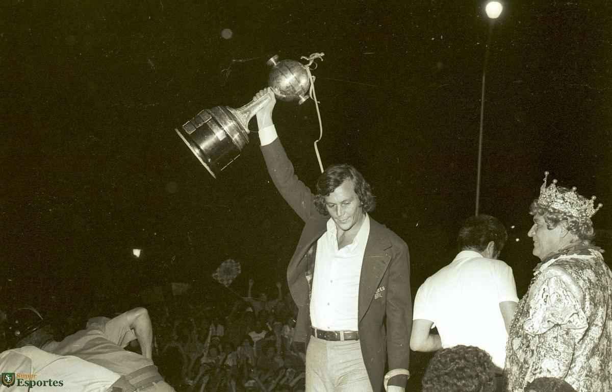 Jogadores do Cruzeiro desembarcam na Pampulha e, em seguida, saem em carro aberto por BH