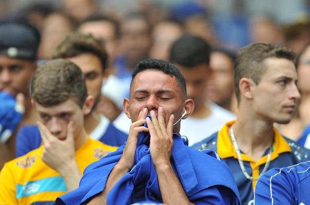 Torcedores choram no Mineiro com derrota e rebaixamento do Cruzeiro