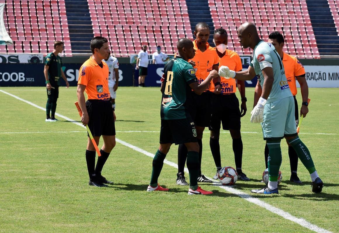Uberlândia e América se enfrentaram nesta quinta-feira (1), em partida válida pela 6ª rodada do Campeonato Mineiro. Sob forte calor, as equipes duelaram no Parque do Sabiá, em Uberlândia, no Triângulo Mineiro.