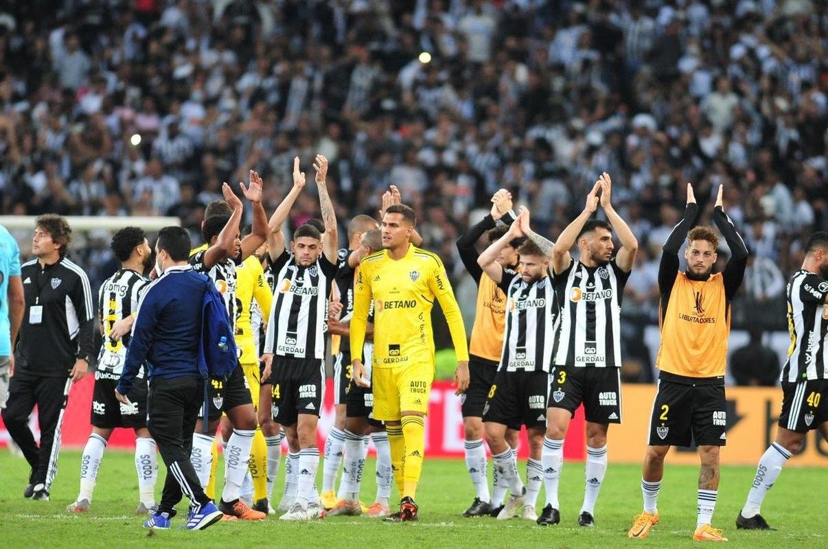 Fotos do gol de Hulk, que deu a vitria ao Galo sobre o Emelec e a classificao s quartas de final da Libertadores
