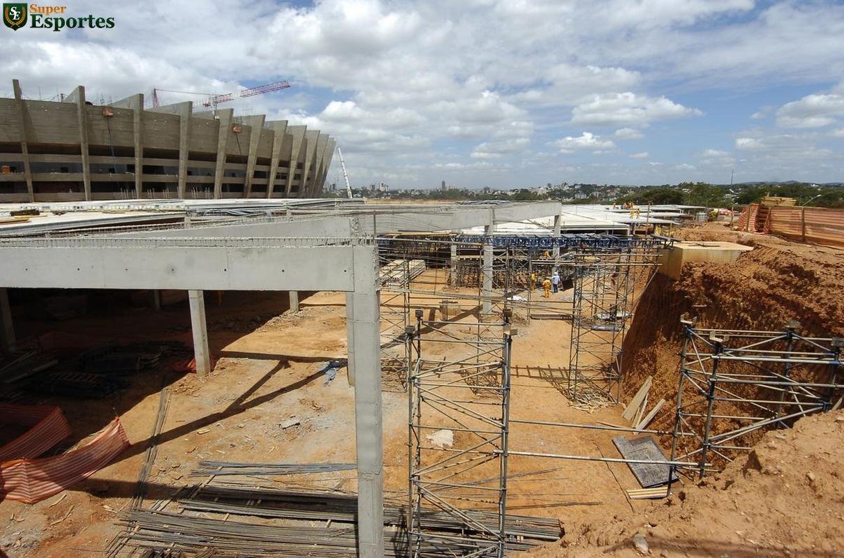 06/03/2012 - No exterior do Mineiro, comea a construo do estacionamento e da esplanada