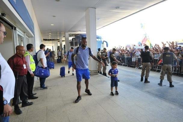 Jogadores do Cruzeiro embarcaram no Aeroporto de Confins, na tarde desta tera-feira, para duelo decisivo contra o Corinthians, em So Paulo, pela final da Copa do Brasil